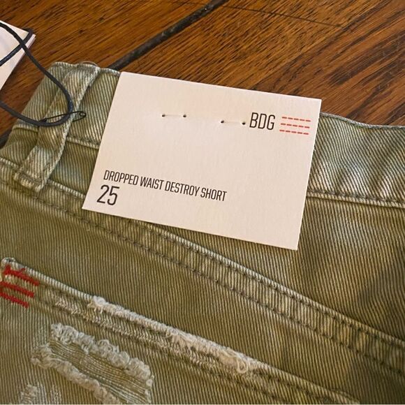 BDG dropped rise distressed denim shorts size 25 NWT - Picture 4 of 13